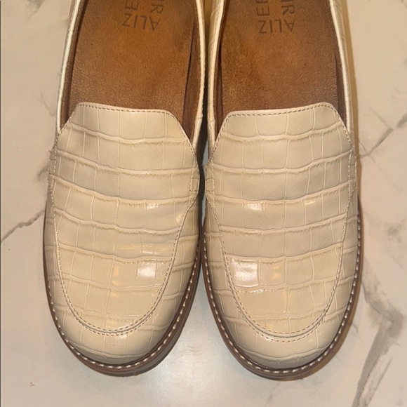 Naturalizer Cream Loafers with Moccasin Toe and Flexible Sole - Picture 4 of 5